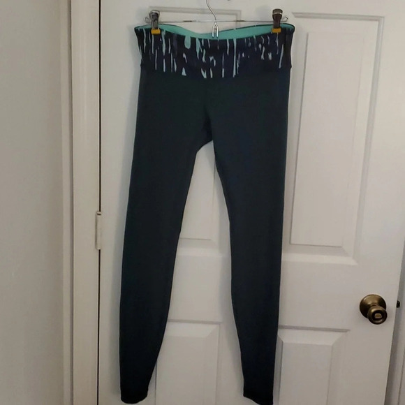Lululemon Reversible Cropped Legging - Picture 1 of 8